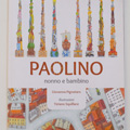 Paolino - Nonno e bambino, un libro di Giovanna Pignataro con le illustrazioni di Tiziano Squillace, edito da La casa dei conigli. La storia dei gigli di Nola spiegata in modo semplice e divertente, con un gioco da tavolo che ripropone le tappe della sfilata.